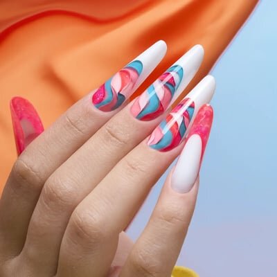 unghie bianche estive e azzurro